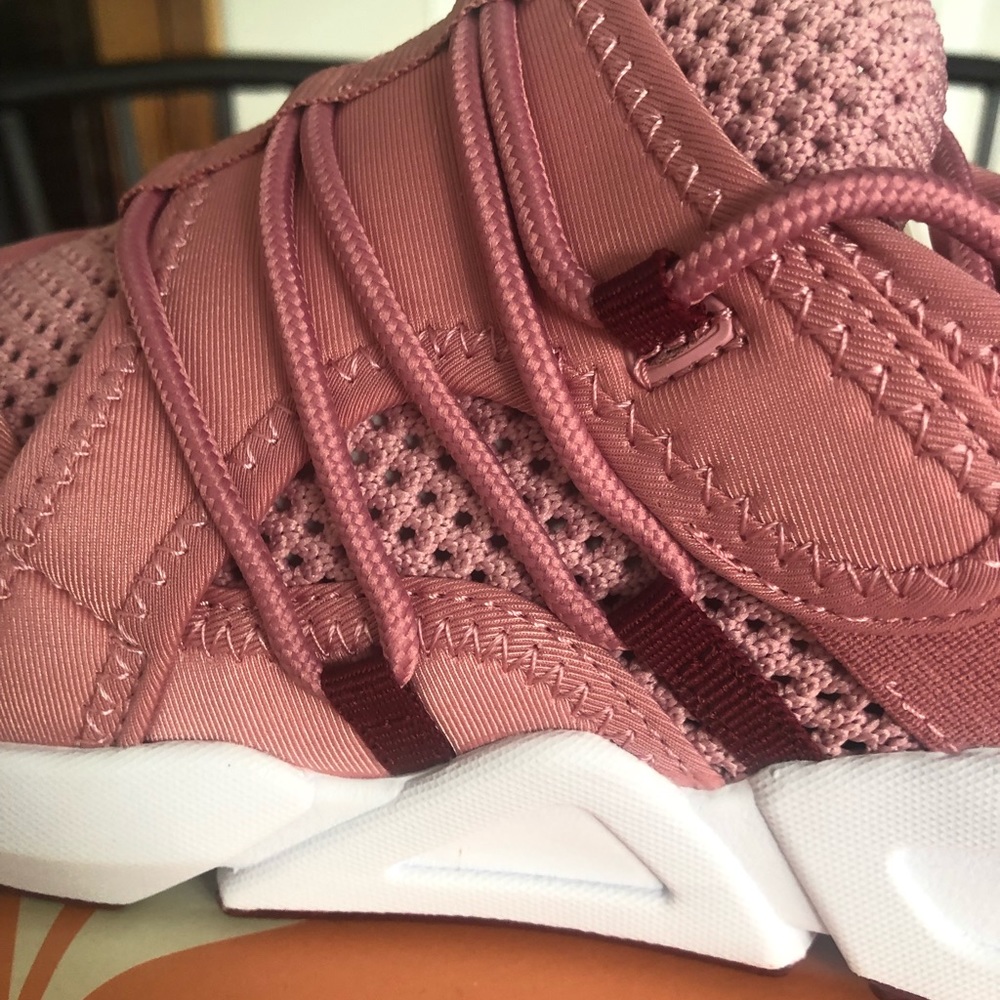 Fabletics - Brookside Performance Sneaker - Picture 7 of 12